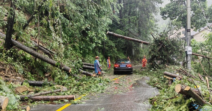 圖為，雷山縣永樂(lè)鎮(zhèn)消防員在疏通交通主干道。