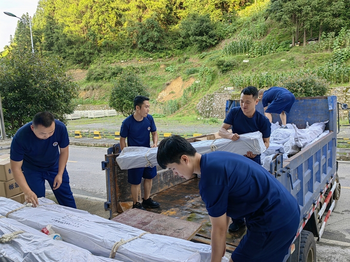 圖為，雷山縣永樂(lè)鎮(zhèn)消防救援大隊(duì)在縣應(yīng)急局物資庫(kù)搬運(yùn)應(yīng)急救援物資。金小龍 攝