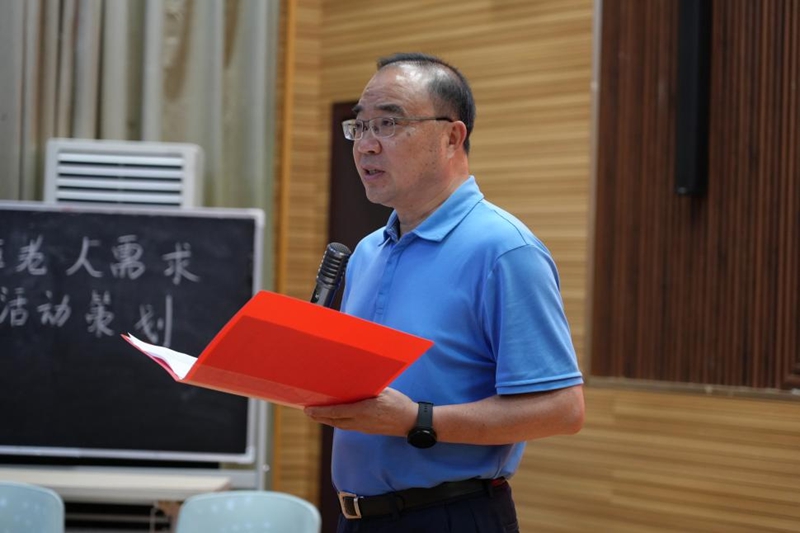 圖為李華榮書記在實(shí)習(xí)總結(jié)會(huì)發(fā)表講話。