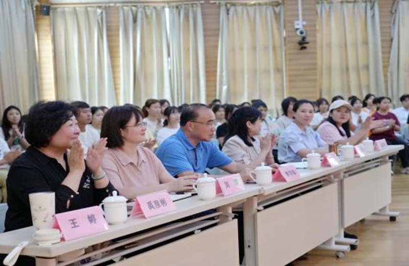 認(rèn)真聆聽學(xué)生的匯報(bào)。
