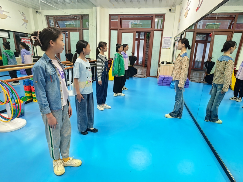 錦繡社區(qū)青少年活動中心老師為孩子們上興趣課。