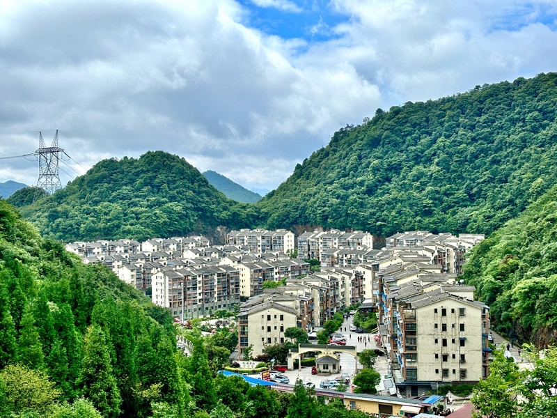 進(jìn)雙龍鄉(xiāng)水泊涼山風(fēng)情小鎮(zhèn)，盤(pán)山而建的樓房嵌在綠浪里。王燁攝