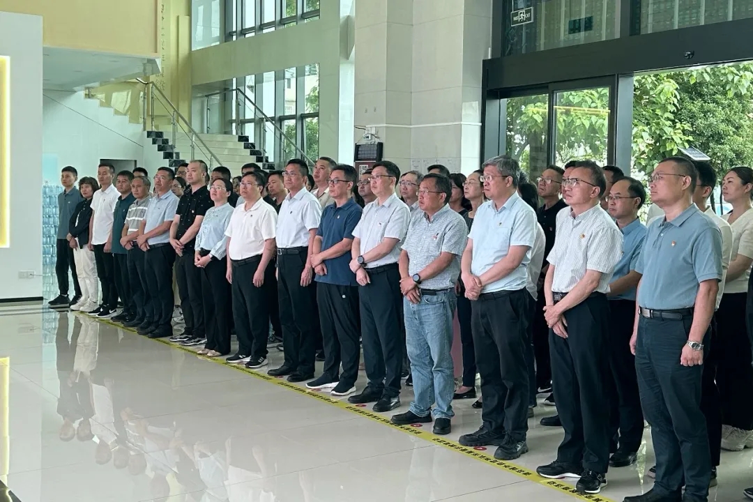 觀看警示教育片。