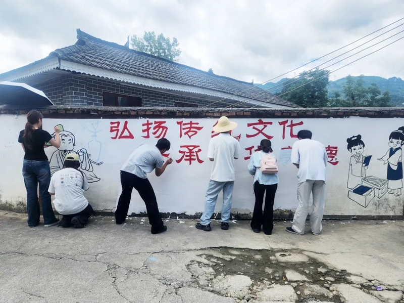 銅仁學院藝術(shù)學院社會實踐服務(wù)團為鄉(xiāng)村注入發(fā)展新活力。