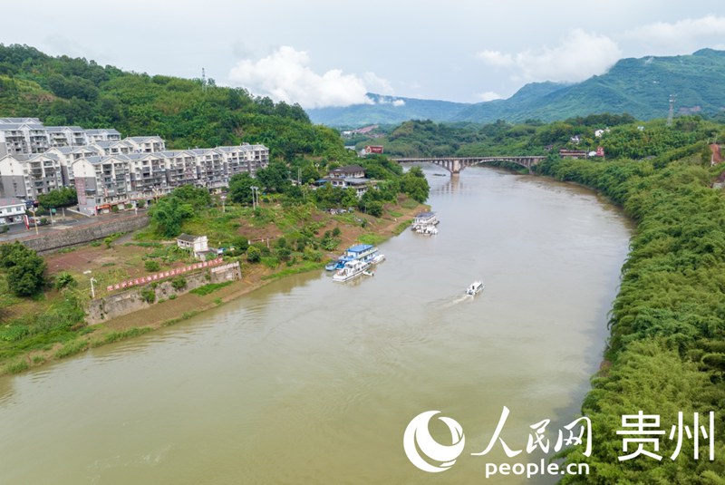 航拍赤水河。人民網(wǎng) 龍章榆攝