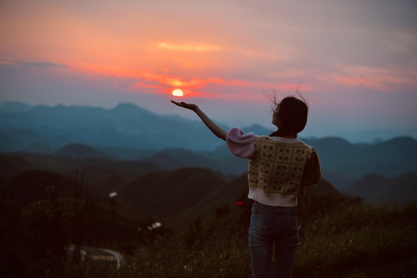 夕陽西下，游客在景區(qū)與落日同框。李資葦攝