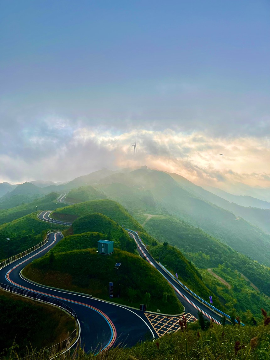 玉簪花云海景區(qū)蜿蜒曲折的觀光路。劉禹沙攝