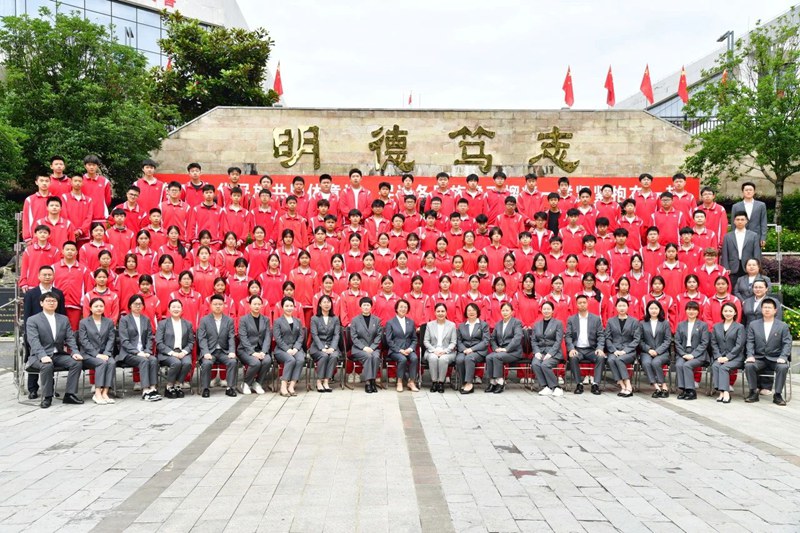 瑪依拉（前排左十一）與同學們一起拍攝畢業(yè)照。