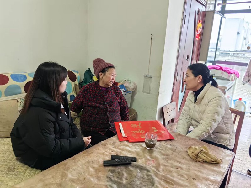 瑪依拉給困難群眾、學生送上慰問金。