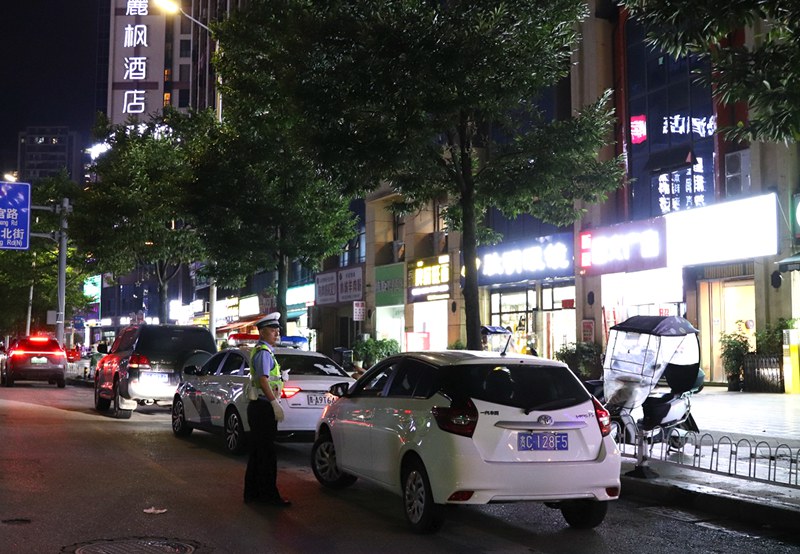 清鎮(zhèn)市職教路夜間臨時(shí)停車區(qū)。張弘揚(yáng)攝