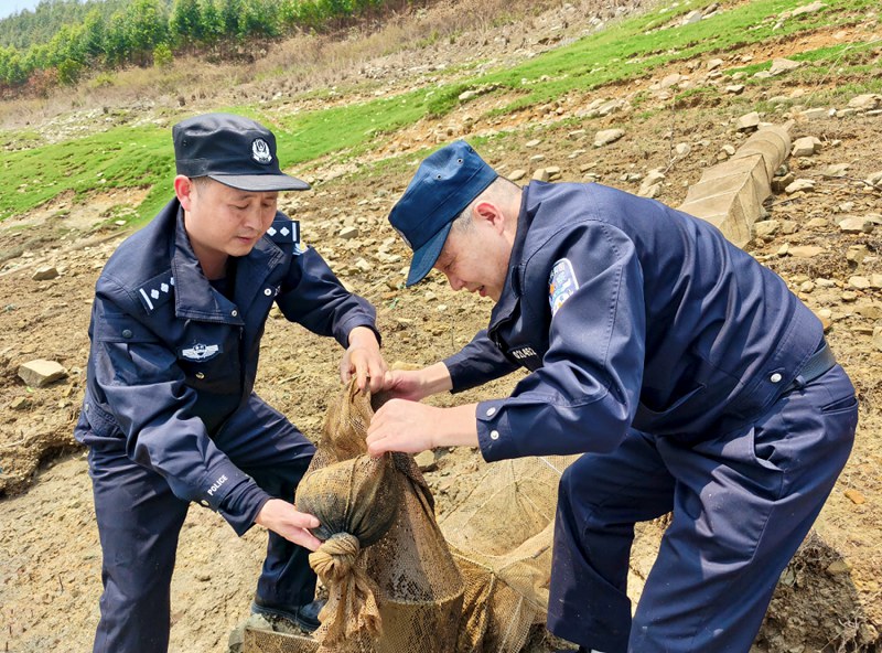 黔西南公安民警打撈清理地籠網(wǎng)。貴州省公安廳供圖