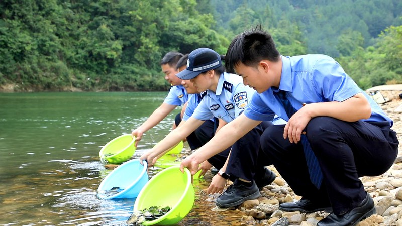 貴定縣公安局民警聯(lián)合有關部門開展增殖放流。貴州省公安廳供圖