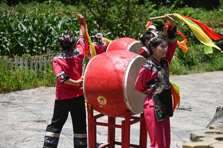 7月4日，人們在盤信鎮(zhèn)大灣苗寨的在打迎賓鼓。謝慧芳攝.JPG