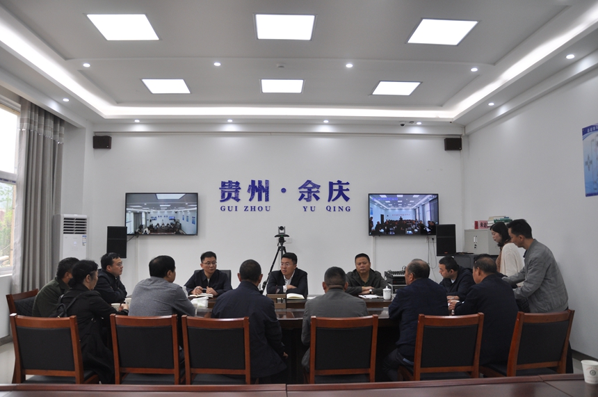 縣委書記賈旭東到縣信訪局接訪群眾。
