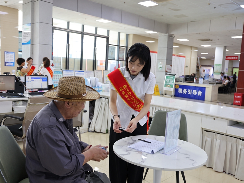 1 修文縣政務(wù)服務(wù)中心“爽爽辦”快捷即辦區(qū)，工作人員為群眾辦理服務(wù)事項(xiàng)。