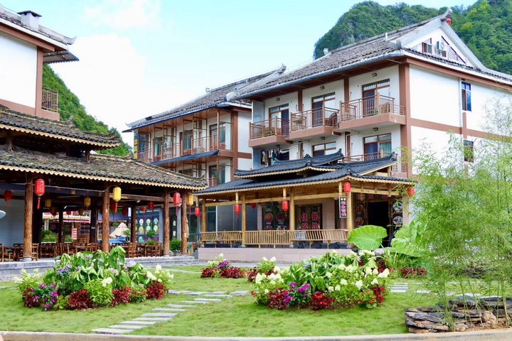 新街村布依族磚木建筑風(fēng)格民宿.JPG