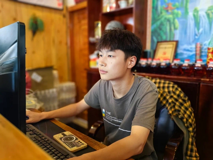 民宿管家何毅處理網(wǎng)絡(luò)訂單.JPG