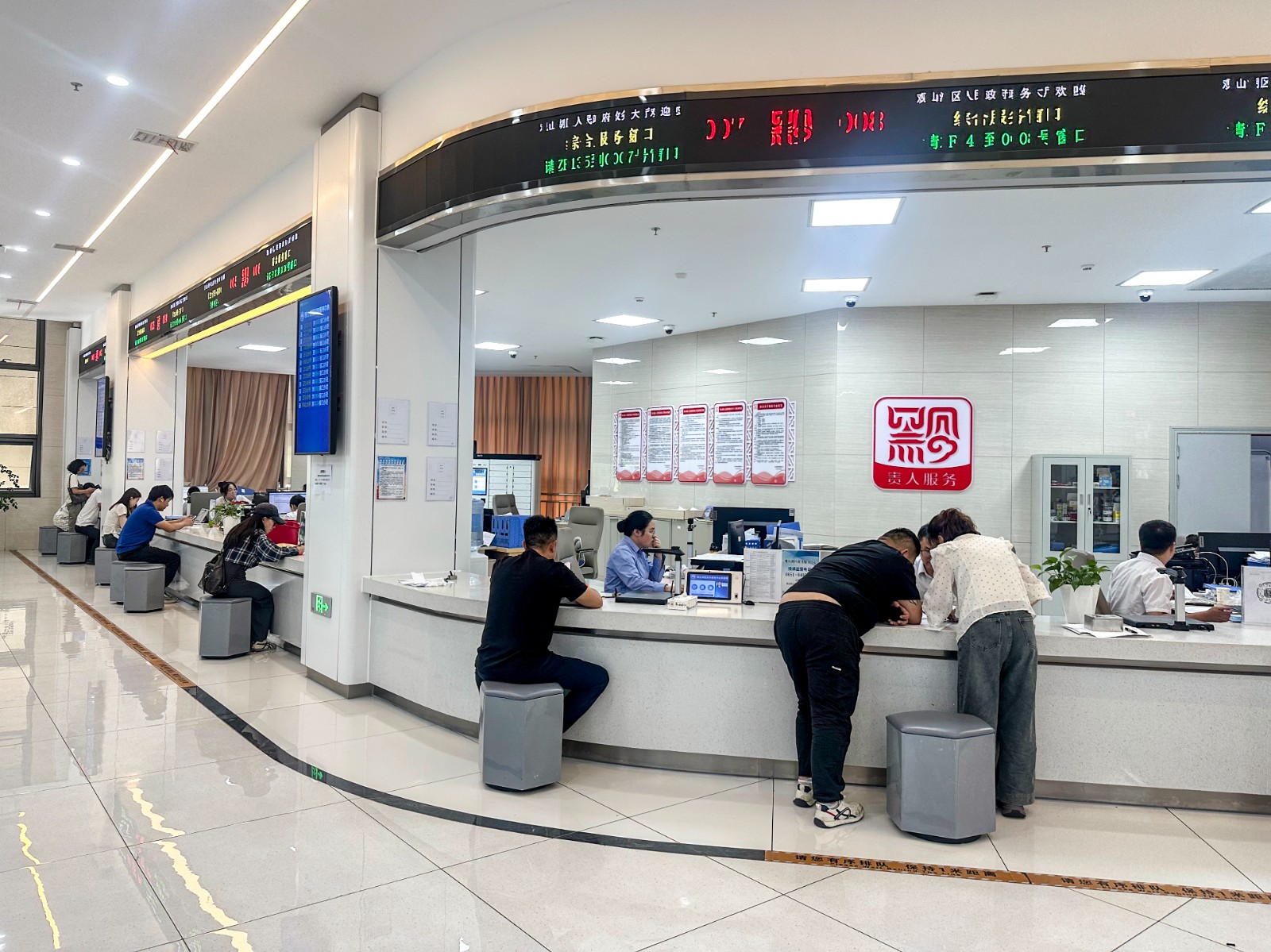 工作人員為企業(yè)、群眾辦理業(yè)務(wù) 。