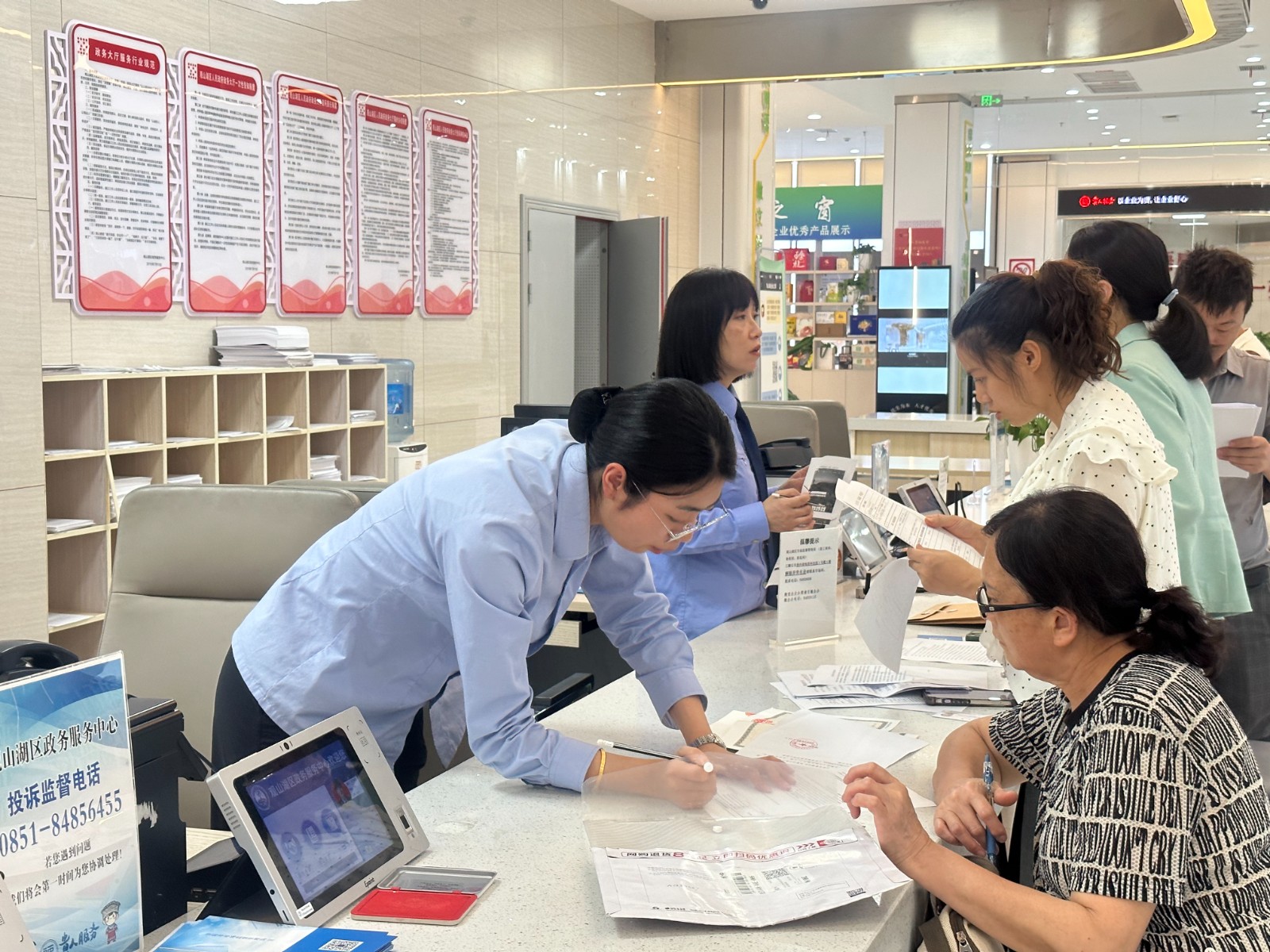 工作人員為企業(yè)、群眾辦理業(yè)務(wù) 。