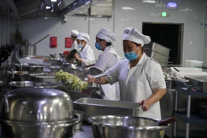 清鎮(zhèn)市第三教育集團(tuán)（中環(huán)校區(qū)）食堂內(nèi)廚師正在制作午餐 (1).jpg