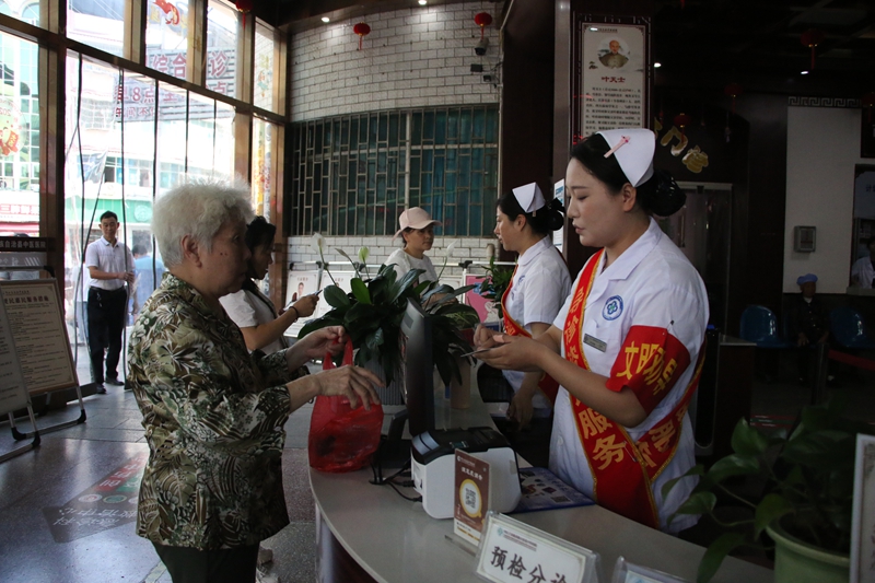 圖為印江自治縣中醫(yī)醫(yī)院門診導(dǎo)醫(yī)耐心服務(wù)就醫(yī)群眾。梅亞軍攝 