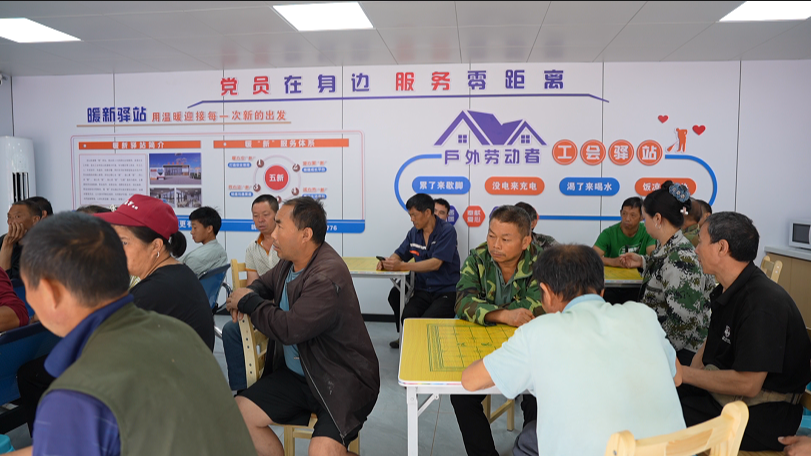 在驛站休息的勞動(dòng)者。