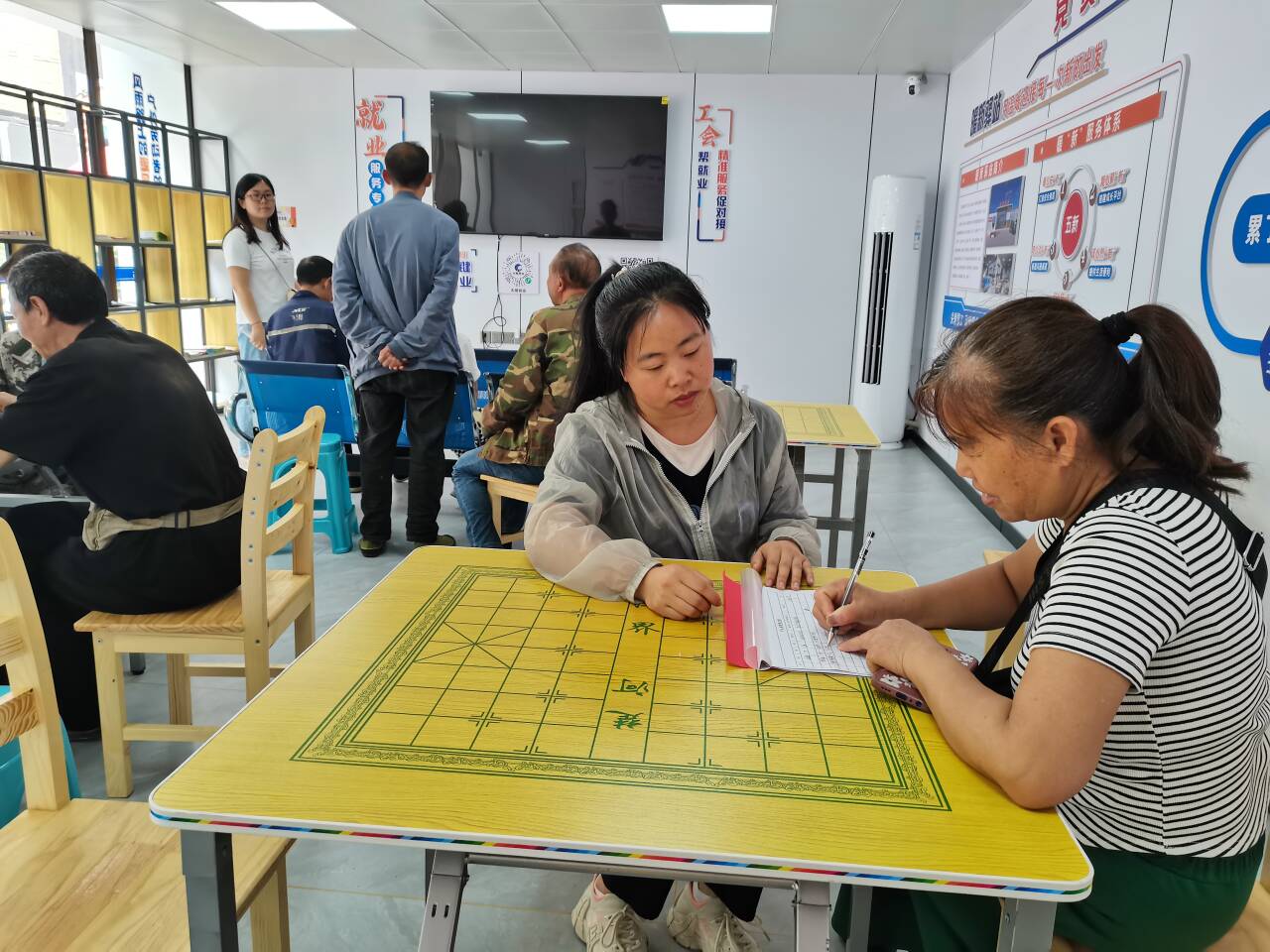 工作人員指導(dǎo)群眾做求職登記。