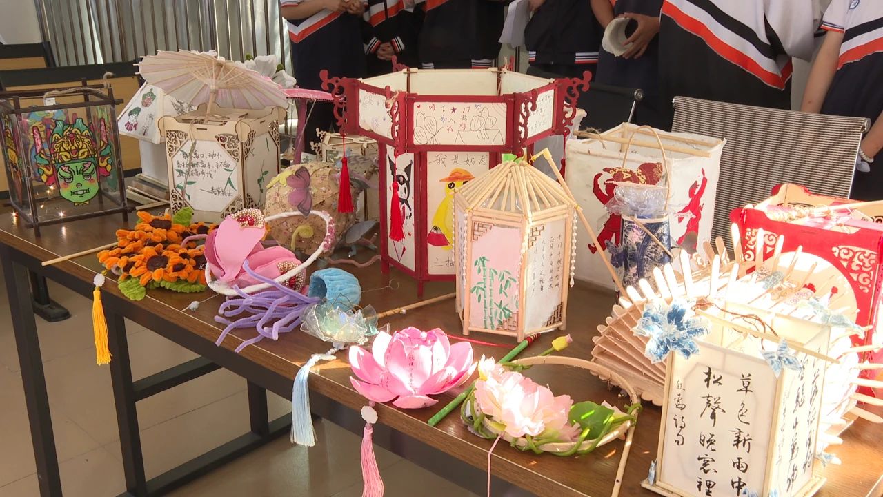 學(xué)生的手工制作成品。