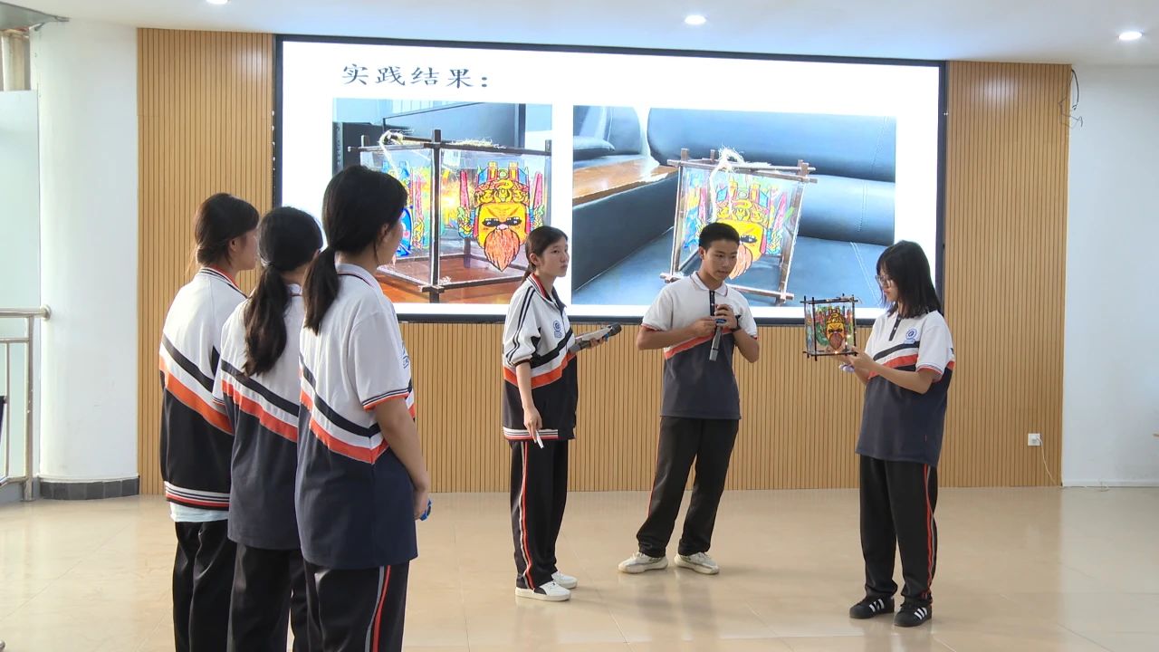 學(xué)生正在講解花燈地戲手工品。
