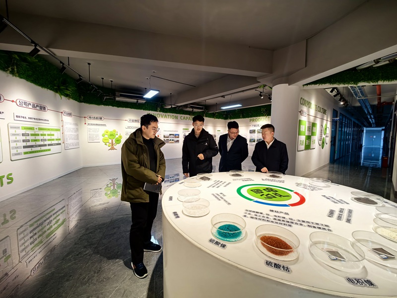 圖為工行銅仁分行工作人員上門調(diào)研場(chǎng)景。