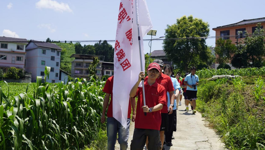 深入田間地頭。