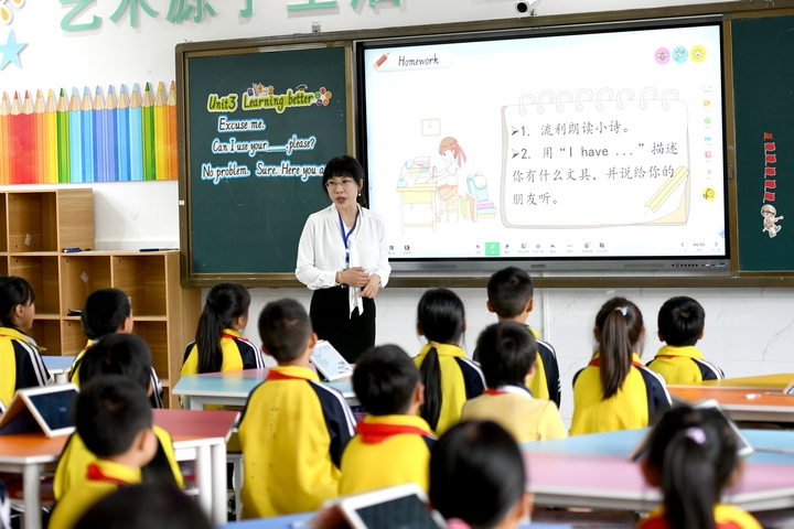 李夢思在講授英語  .JPG