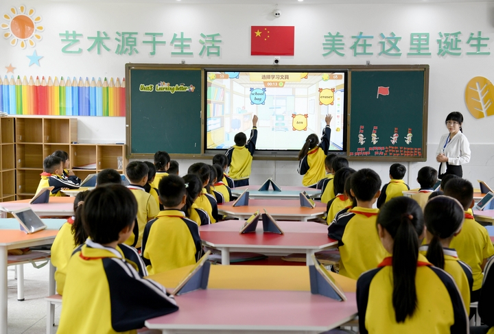 學(xué)生在學(xué)習(xí)英語.JPG