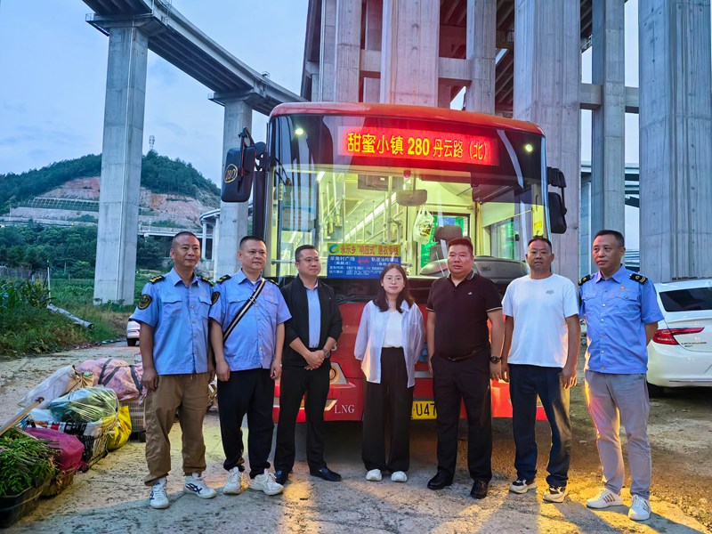 惠農(nóng)專線發(fā)車儀式。徐麗娟攝