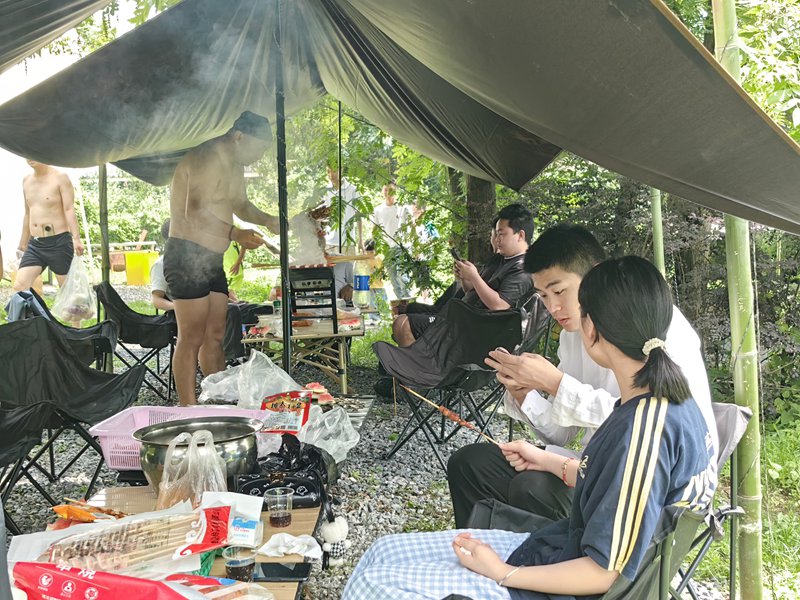 天幕內(nèi)游客正在燒烤。