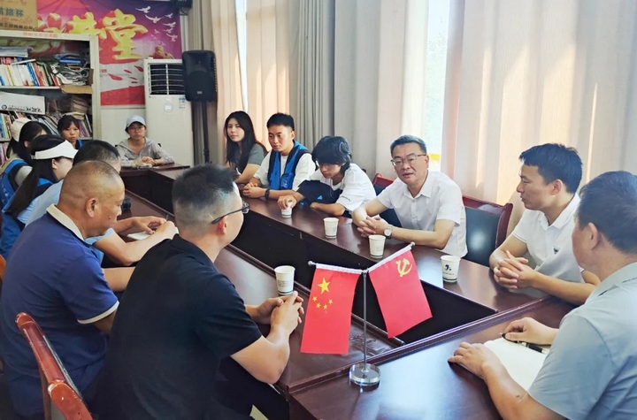 銅仁學(xué)院黨委委員、宣傳部部長葉丹給實(shí)踐隊(duì)員們提工作要求.webp.jpg
