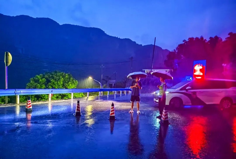 頂風(fēng)冒雨排險(xiǎn)情、保暢通、護(hù)民安。