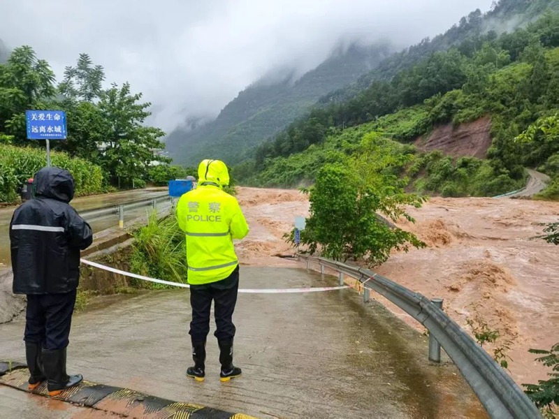 頂風(fēng)冒雨排險(xiǎn)情、保暢通、護(hù)民安。