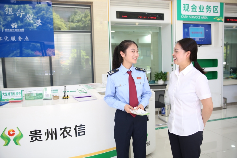 “定制化服務(wù)”中，七星關(guān)區(qū)稅務(wù)局稅務(wù)干部深入貴州畢節(jié)農(nóng)村商業(yè)銀行股份有限公司開展政策宣傳和合規(guī)輔導(dǎo)。鄭婷攝