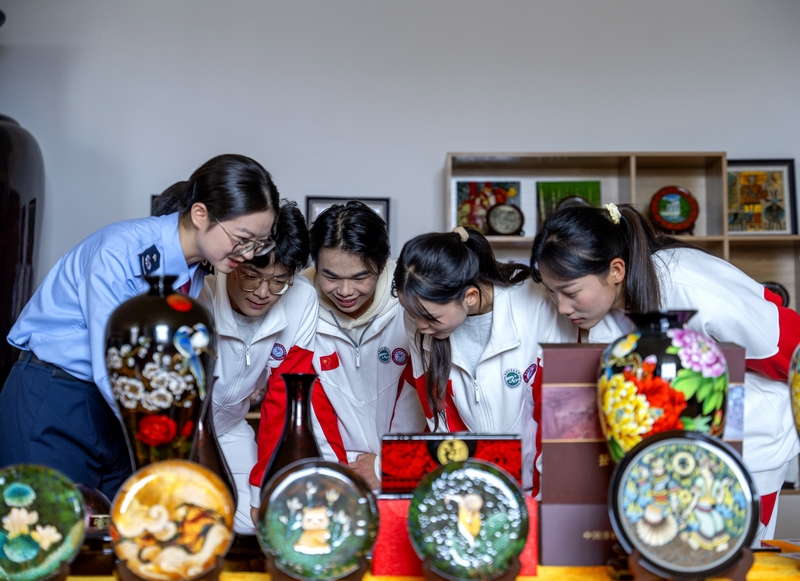 稅務人員與學生一起青少年觸摸千年技藝，見證“非遺”之美。聶燕云攝