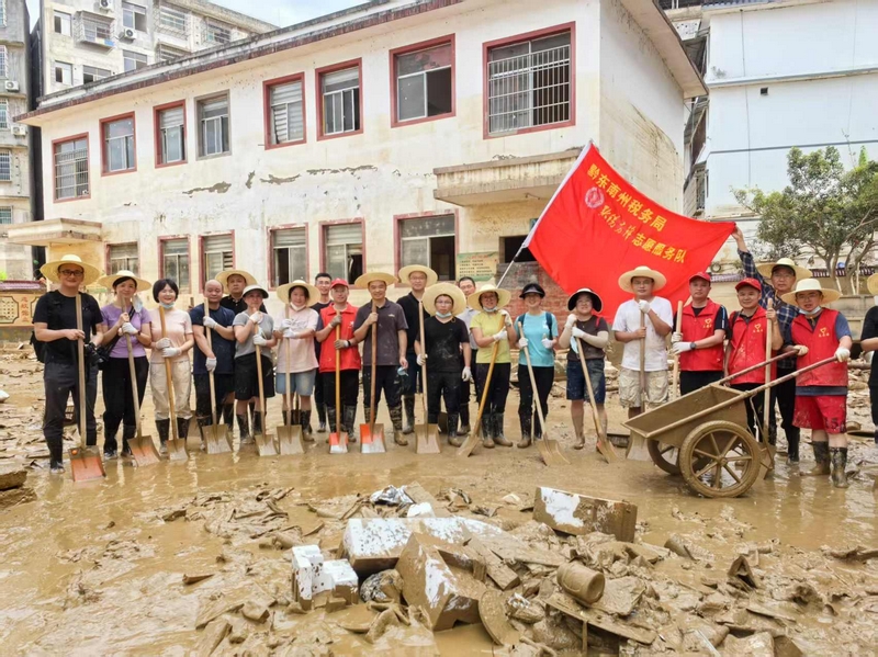 黔東南州局“黔稅先鋒”志愿隊(duì)伍支援榕江。