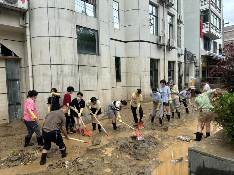 從江稅務(wù)干部在清理單位外圍淤泥。