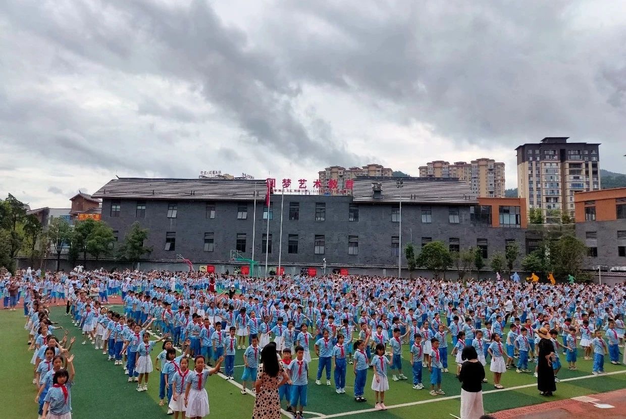 莞師黔行傳薪火 匠心筑夢綻新綠。