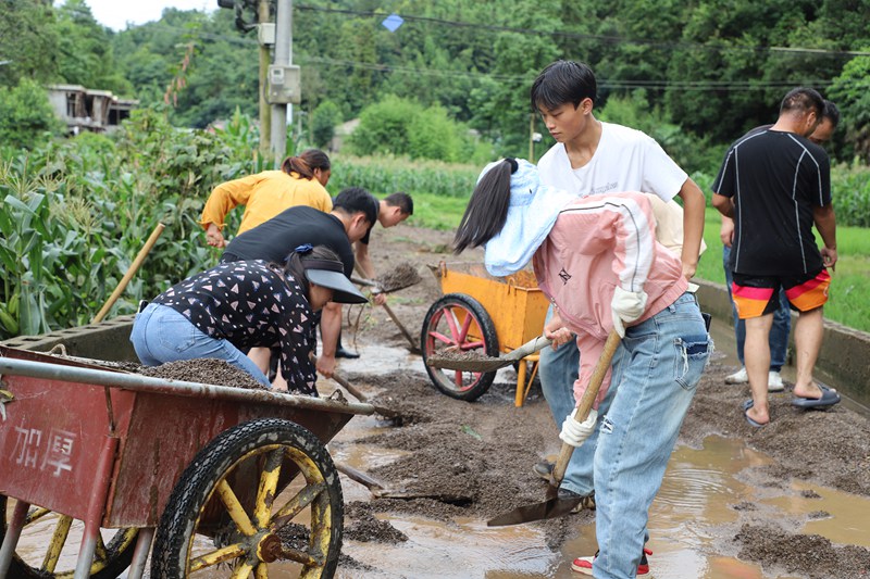 干部與群眾合力清理路面淤泥雜物。