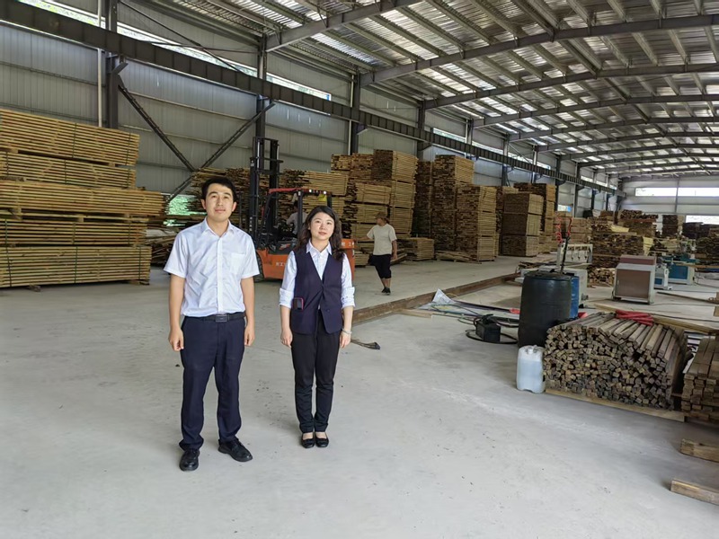 圖為工行客戶經(jīng)理走訪某木材加工制造企業(yè)。