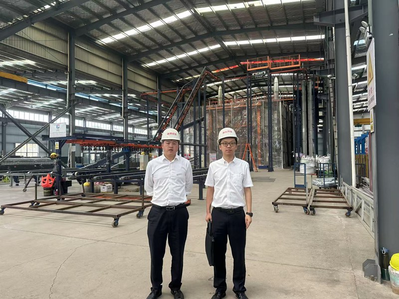 圖為工行客戶經(jīng)理走訪某木材加工制造企業(yè)。