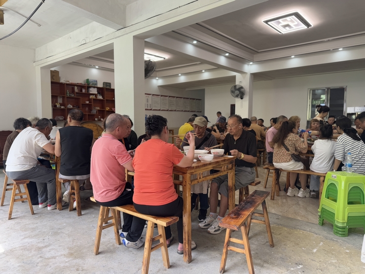 游客們在餐廳享受地道的農(nóng)家小炒。李麗攝。.JPG