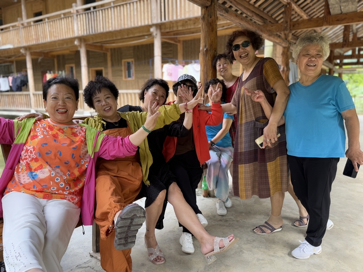 游客快樂合影。李麗攝.JPG