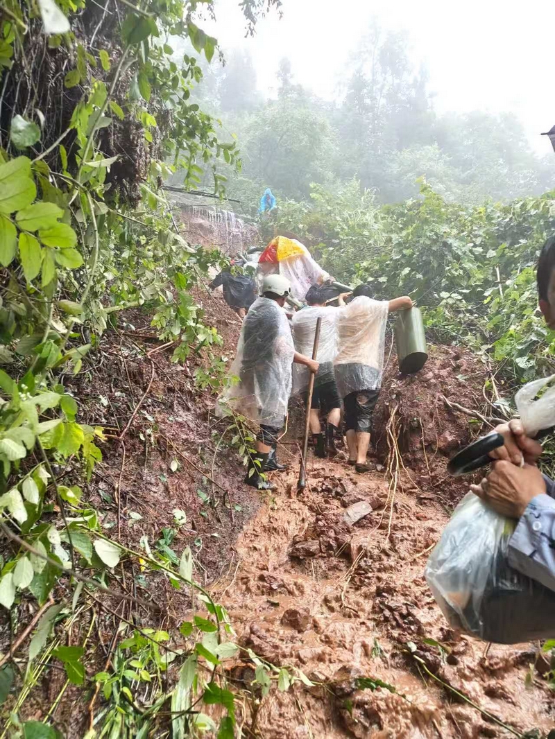 村民們艱難跋涉在泥濘山路上。習(xí)水縣融媒體中心供圖