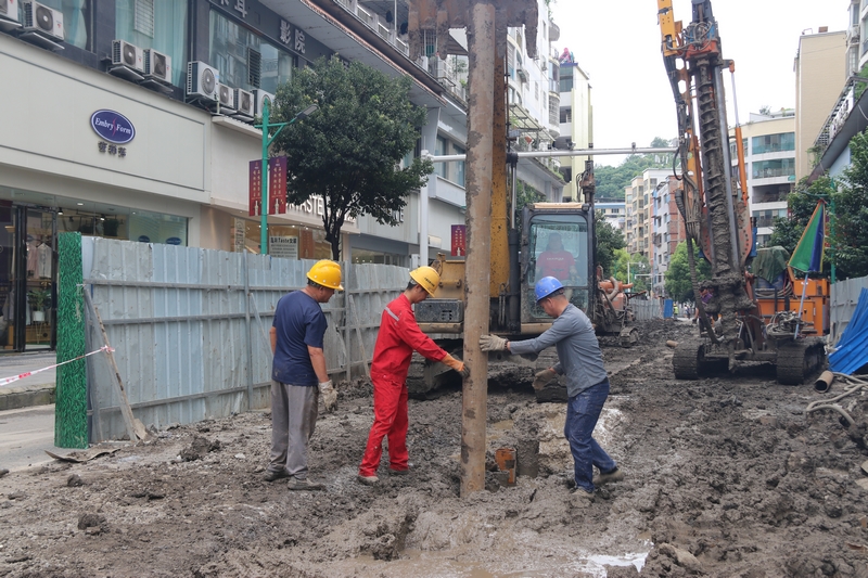 施工人員正在進行鋼管樁支護、基槽開挖等作業(yè)。 程建平攝